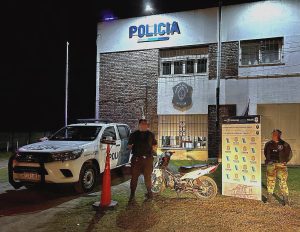 Chaves: Iba en moto “trucha” por camino vecinal. Quedó preso