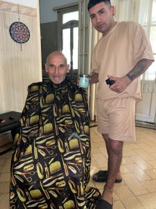 Benjamín Duartez cumplió su sueño solidario: Lleva su peluquería a los geriátricos(video)