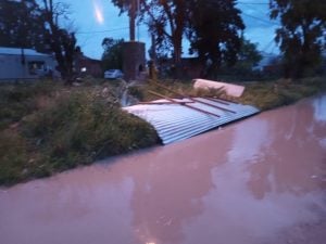 Alerta naranja: el viento arrancó de cuajo el techo de una casa