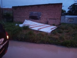 Alerta naranja: el viento arrancó de cuajo el techo de una casa