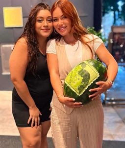 Hace retratos tallados en sandías y se los regala a los artistas