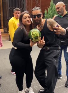 Hace retratos tallados en sandías y se los regala a los artistas