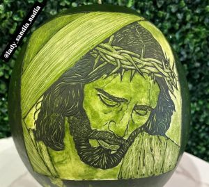 Hace retratos tallados en sandías y se los regala a los artistas