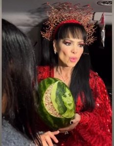 Hace retratos tallados en sandías y se los regala a los artistas