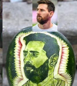 Hace retratos tallados en sandías y se los regala a los artistas