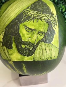 Hace retratos tallados en sandías y se los regala a los artistas