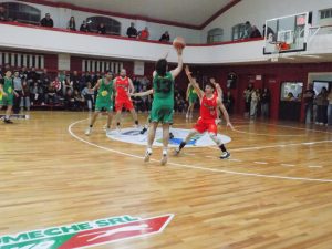 Básquet local: Huracán ganó el clásico ante Costa Sud
