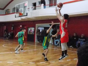 Básquet local: Huracán ganó el clásico ante Costa Sud
