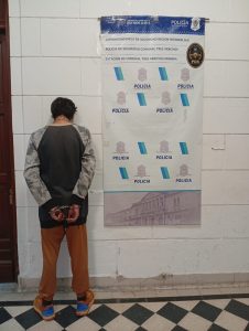 Hombre aprehendido por amenazas agravadas contra su pareja