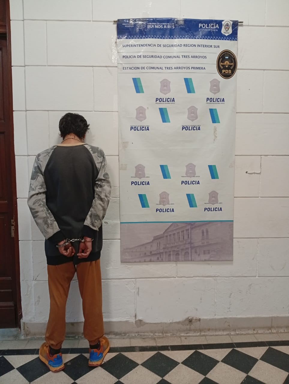 Hombre aprehendido por amenazas agravadas contra su pareja