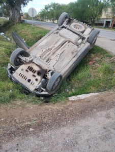 Otra vez: auto cayó a la cuneta en Ruta 3 y Bolívar