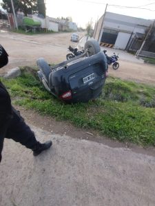 Otra vez: auto cayó a la cuneta en Ruta 3 y Bolívar