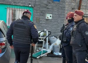 (video) Droga al menudeo: Allanamiento en barrio Colegiales.