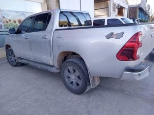 Sustrajeron herramientas de una camioneta estacionada