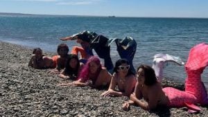 El sirenismo: La disciplina de nadar como sirena que crece en Argentina