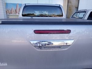 Sustrajeron herramientas de una camioneta estacionada