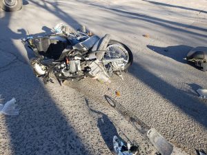 (videos) Fuerte choque frente a Bomberos: motociclista hospitalizado