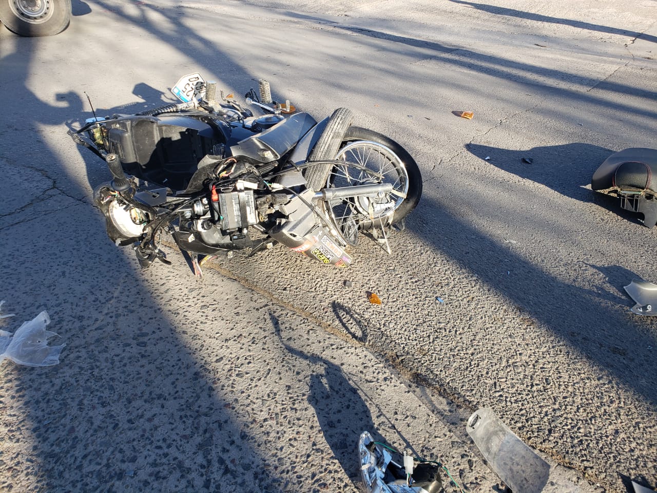 (videos) Fuerte choque frente a Bomberos: motociclista hospitalizado