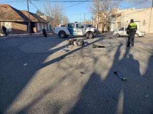 (videos) Fuerte choque frente a Bomberos: motociclista hospitalizado