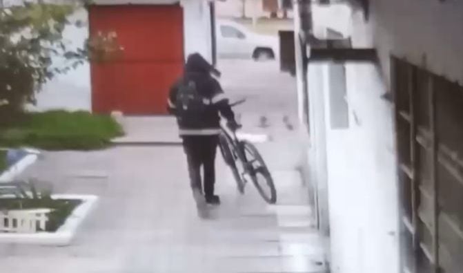 Se llevó la  bici como si fuera suya (video)