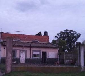 Alerta naranja: el viento arrancó de cuajo el techo de una casa