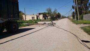 Golpeó el palo, cayó el palo, terminaron todos a los palos (videos)