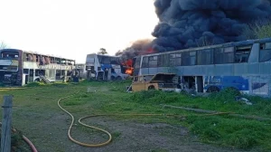 Tandil: Se quemaron 16 colectivos en el predio de la ex “Río Paraná”