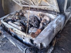 En la madrugada: Incendio de camioneta en garage de vivienda