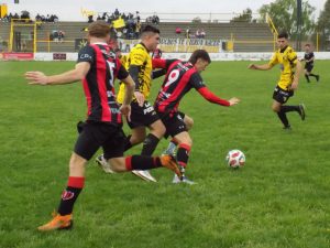 Futbol: Echegoyen ganó y se salvó. Once Corazones jugará la Promoción