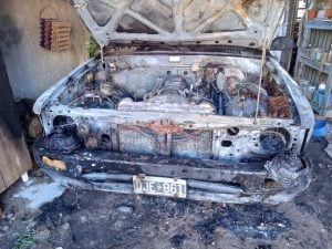 En la madrugada: Incendio de camioneta en garage de vivienda