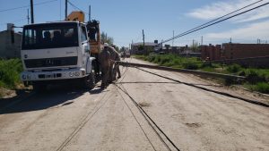 Golpeó el palo, cayó el palo, terminaron todos a los palos (videos)