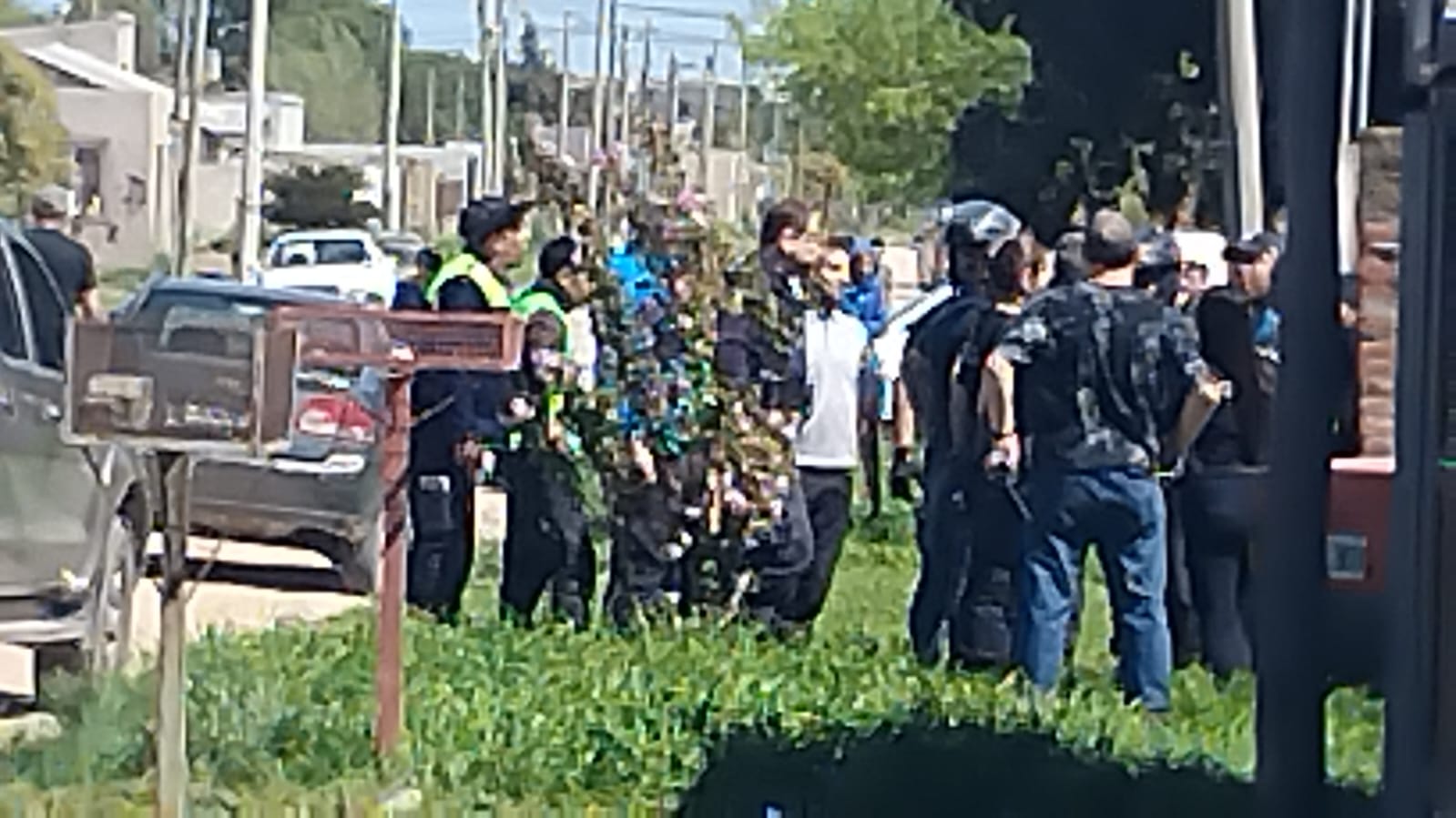 Golpeó el palo, cayó el palo, terminaron todos a los palos (videos)