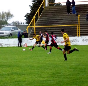 Futbol: Echegoyen ganó y se salvó. Once Corazones jugará la Promoción