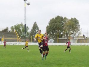 Futbol: Echegoyen ganó y se salvó. Once Corazones jugará la Promoción