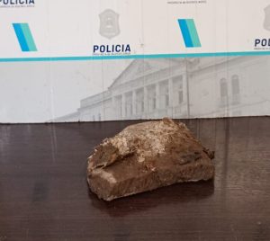 Fue aprehendido: Menor rompió de un piedrazo la luneta de móvil de la Patrulla Urbana