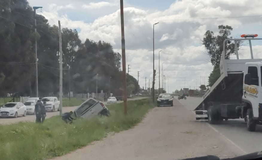En Ruta 228: Camioneta cayó a un zanjón