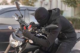 Se llevaban una moto, pero la alarma los delató y tuvieron que dejarla