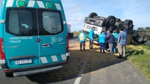 Transportista de Tres Arroyos volcó camión en Las Flores. Ileso