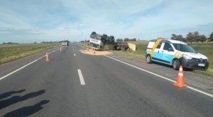 Transportista de Tres Arroyos volcó camión en Las Flores. Ileso