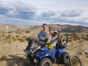Un invento de amistad: (video) creó una silla bipedestadora casera y su amigo volvió a pararse después de 10 años