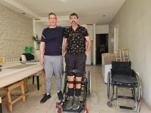 Un invento de amistad: (video) creó una silla bipedestadora casera y su amigo volvió a pararse después de 10 años