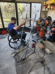 Un invento de amistad: (video) creó una silla bipedestadora casera y su amigo volvió a pararse después de 10 años