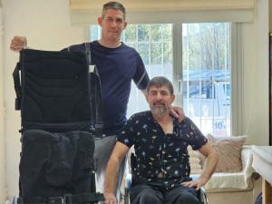 Un invento de amistad: (video) creó una silla bipedestadora casera y su amigo volvió a pararse después de 10 años
