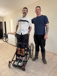 Un invento de amistad: (video) creó una silla bipedestadora casera y su amigo volvió a pararse después de 10 años