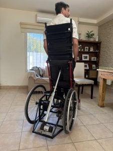 Un invento de amistad: (video) creó una silla bipedestadora casera y su amigo volvió a pararse después de 10 años
