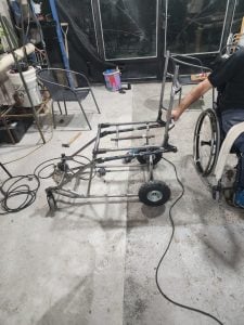 Un invento de amistad: (video) creó una silla bipedestadora casera y su amigo volvió a pararse después de 10 años