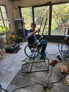Un invento de amistad: (video) creó una silla bipedestadora casera y su amigo volvió a pararse después de 10 años