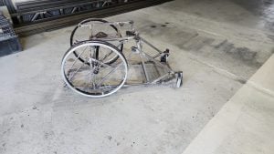 Un invento de amistad: (video) creó una silla bipedestadora casera y su amigo volvió a pararse después de 10 años