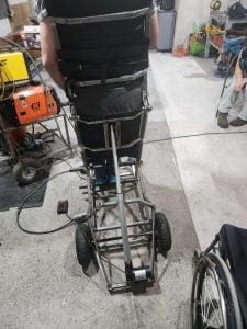 Un invento de amistad: (video) creó una silla bipedestadora casera y su amigo volvió a pararse después de 10 años
