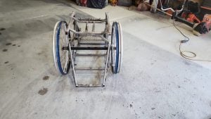Un invento de amistad: (video) creó una silla bipedestadora casera y su amigo volvió a pararse después de 10 años